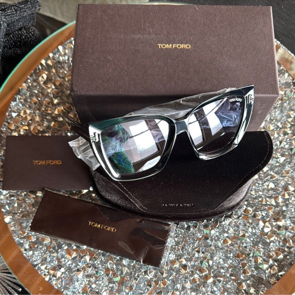 Tom Ford Chic New Full Inclusion Black Sunglasses With Gradient Lense $447 $500